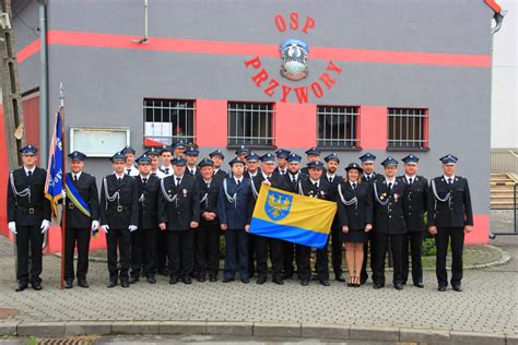 uroczysta defilada pododdziałów OSP Karolew podczas obchodów jubileuszu