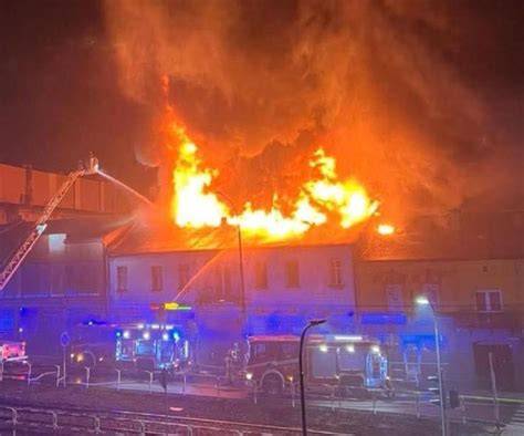Zdjęcie strażaków gaszących pożar kamienicy w nocy