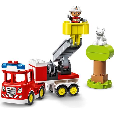 Thematyczne zdjęcie wozu strażackiego LEGO Duplo 10969 w akcji, ratującego kota z drzewa.