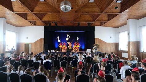 Sala wypełniona publicznością podczas koncertu orkiestry w Gminnym Ośrodku Kultury