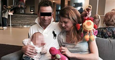 Jacek B. w roli dziennikarza śledczego, z mikrofonem i notatnikiem