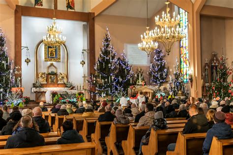 Msza święta w kościele parafialnym w Wieliszewie podczas obchodów
