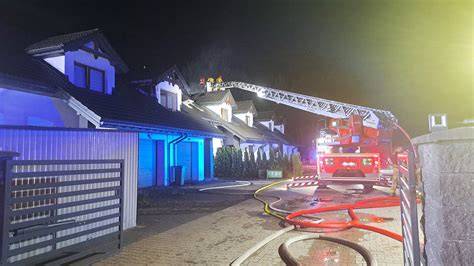 Strażacy gaszą pożar domów szeregowych w Sobolewie