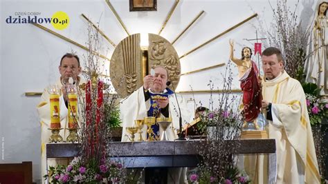 Zdjęcie przedstawiające mszę świętą w kościele w intencji strażaków ochotników