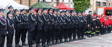 Zdjęcie przedstawiające uroczysty apel strażacki z udziałem gości honorowych i lokalnej społeczności
