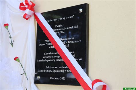 Zdjęcie przedstawiające moment odsłonięcia pamiątkowej tablicy z okazji jubileuszu OSP