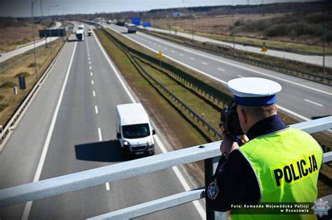 Schemat zablokowanego ruchu na autostradzie A4 z widocznymi pojazdami służb ratunkowych