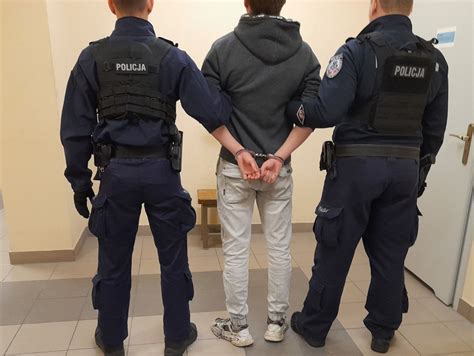 Policjanci Komendy Powiatowej Policji w Piasecznie podczas wykonywania pompek w ramach #GaszynChallenge