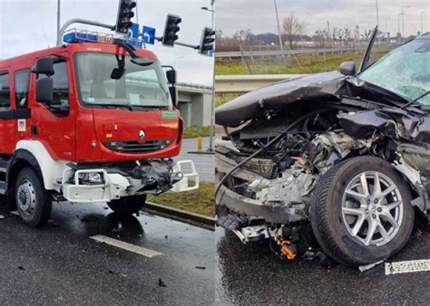 Miejsce wypadku z udziałem wozu strażackiego i samochodu osobowego