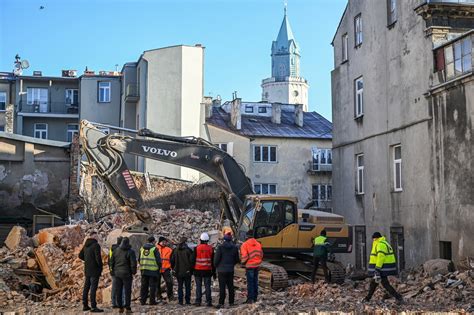 Zdjęcie: Ratownicy prowadzący poszukiwania na gruzowisku po katastrofie budowlanej