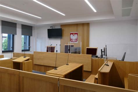 Sala rozpraw sądowych symbolizująca polski wymiar sprawiedliwości