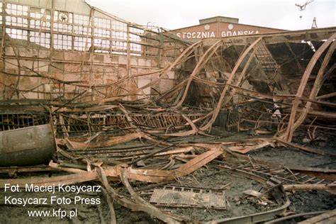 Zgliszcza Hali Stoczni Gdańskiej po pożarze z 1994 roku