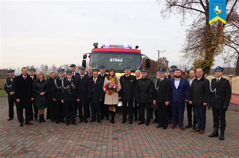 Goście wręczający kluczyki do wozu bojowego i składający gratulacje