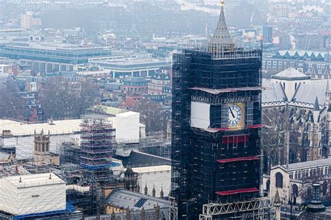 Zdjęcie Elizabeth Tower w rusztowaniach podczas renowacji