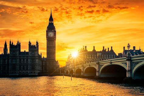 Panoramiczne zdjęcie Big Ben o zmierzchu z widokiem na Tamizę