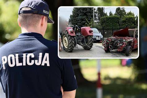 Wrak spalonego samochodu po kolizji drogowej na tle drogi wiejskiej