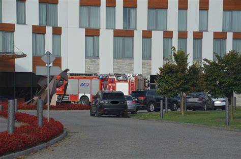 Polscy i amerykańscy strażacy po interwencji w hotelu w Birmingham