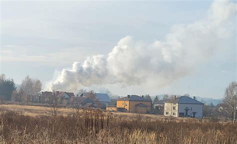 Akcja gaśnicza straży pożarnej przy pożarze domu jednorodzinnego