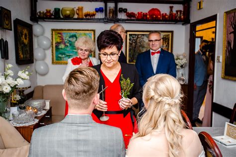 Para młoda podczas ceremonii ślubnej w malowniczym ogrodzie