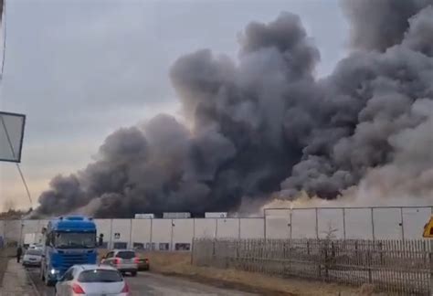 Płonąca ferma drobiu, płomienie wychodzące z okien, silne zadymienie