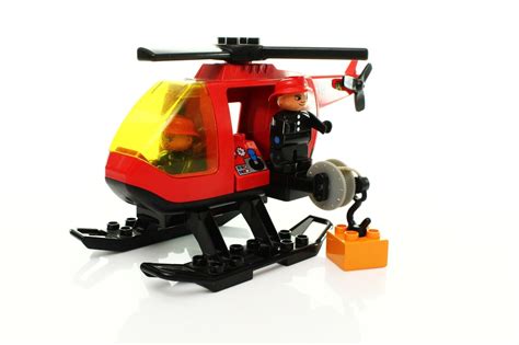 Zbliżenie na elementy zestawu LEGO DUPLO 4967, pokazujące detale helikoptera i radiowozu