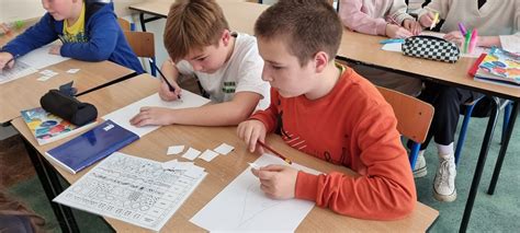Uczniowie rozwiązujący zadania matematyczne podczas konkursu