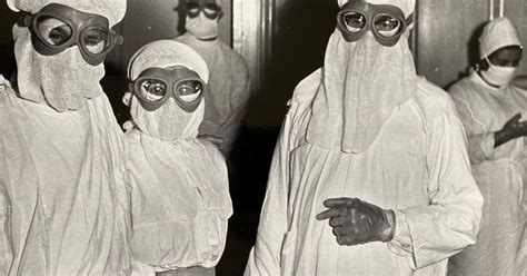 zdjęcie personelu medycznego w strojach ochronnych podczas epidemii we Wrocławiu