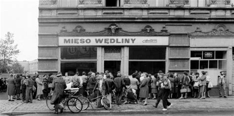 zdjęcie z epoki przedstawiające kolejkę do punktu szczepień