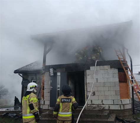 zdjęcie przedstawiające budynek po pożarze lub w trakcie akcji gaśniczej