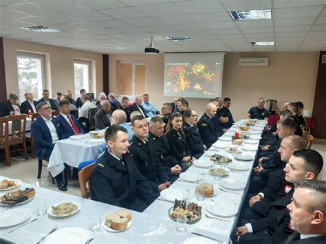 zdjęcie przedstawiające strażaków podczas spotkania wigilijnego