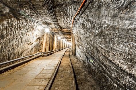 Mapa kopalni z zaznaczoną głębokością 700 metrów i chodnikiem Z-9