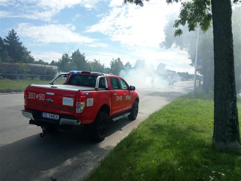 Zdjęcie płonącego samochodu osobowego na ulicy