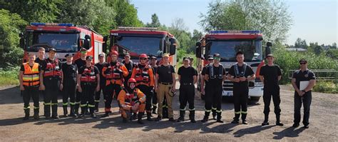 zdjęcie naczelnika OSP podczas odprawy przed akcją ratowniczą