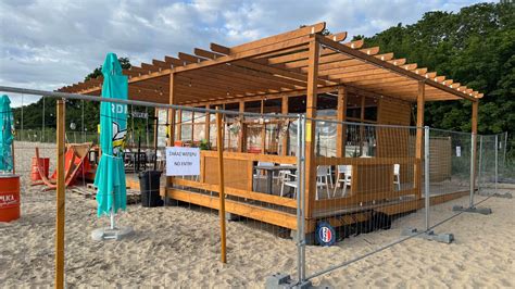 Zdjęcie płonącej tawerny na plaży w Jelitkowie z widocznymi strażakami