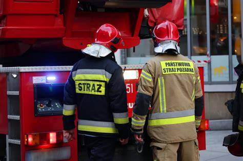 Strażacy OSP podczas ćwiczeń z obsługi sprzętu gaśniczego