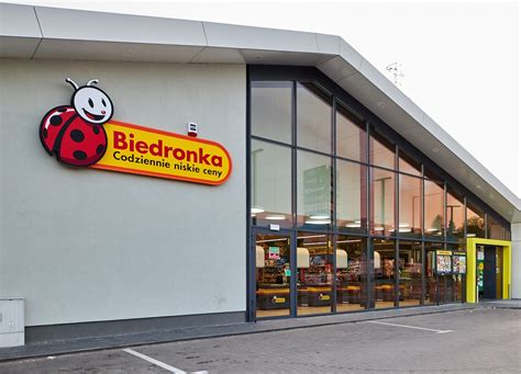 zdjęcie płonącego dachu supermarketu Biedronka