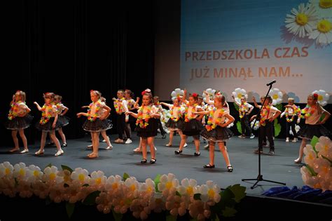 Zdjęcie dzieci występujących na scenie