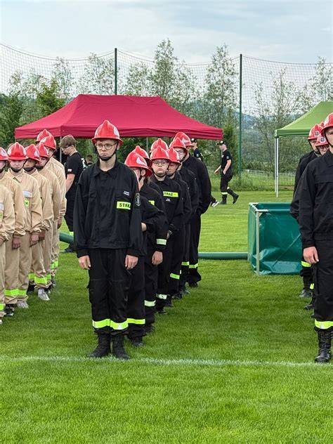 Młodzieżowa Drużyna Pożarnicza podczas ćwiczeń lub uroczystości ślubowania z proporcem