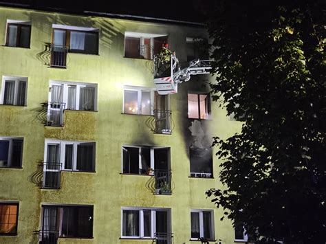 zdjęcie elewacji bloku, z którego widoczne są ślady pożaru