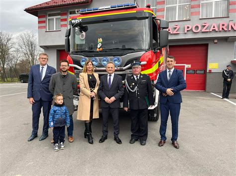 Ceremonia przekazania nowego samochodu ratowniczo-gaśniczego.