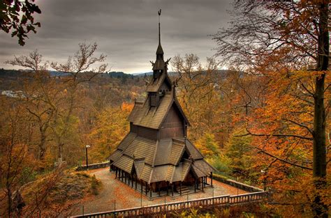 Zniszczony kościół Fantoft Stavkirke po pożarze
