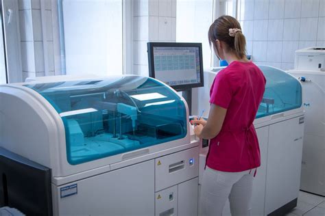 Zdjecie przedstawiajace nowoczesne laboratorium diagnostyczne z pracownikami w fartuchach laboratoryjnych