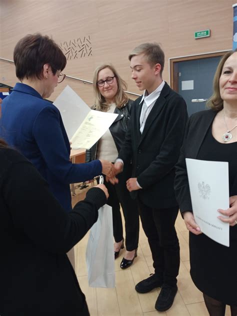 Zdjęcie przedstawiające zwycięzców lokalnych konkursów lub ceremonię wręczenia nagród