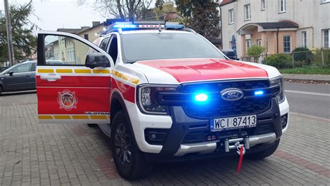 zdjęcie z dnia otwartego w remizie OSP Mrzeżyno, przedstawiające zwiedzających i sprzęt