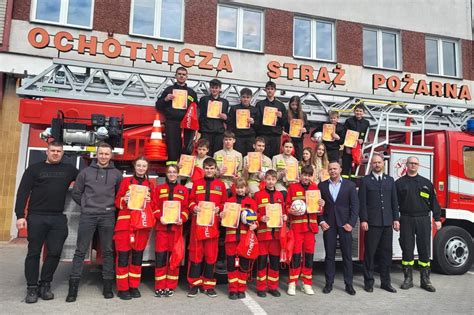 Zespołowe zdjęcie strażaków OSP Zblewo przed remizą