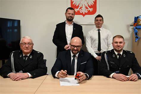 Zdjęcie przedstawiające Burmistrza i Starostę podpisujących umowę lub nowy lekki wóz OSP Bieruń Nowy