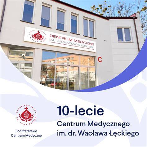 Wnętrze centrum medycznego z recepcją i poczekalnią dla pacjentów