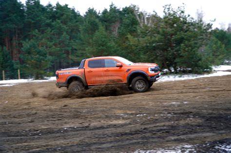 terenowy pojazd ratowniczy Ford Ranger Raptor w akcji