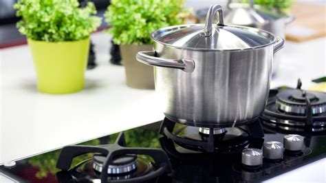 zdjęcie przedstawiające płonący garnek z olejem na kuchence