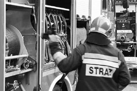 Strażak używający przecinarki spalinowej do cięcia metalu podczas akcji ratowniczej